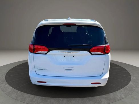 Used 2017 Chrysler Pacifica Touring w/ Tire & Wheel Group image 5