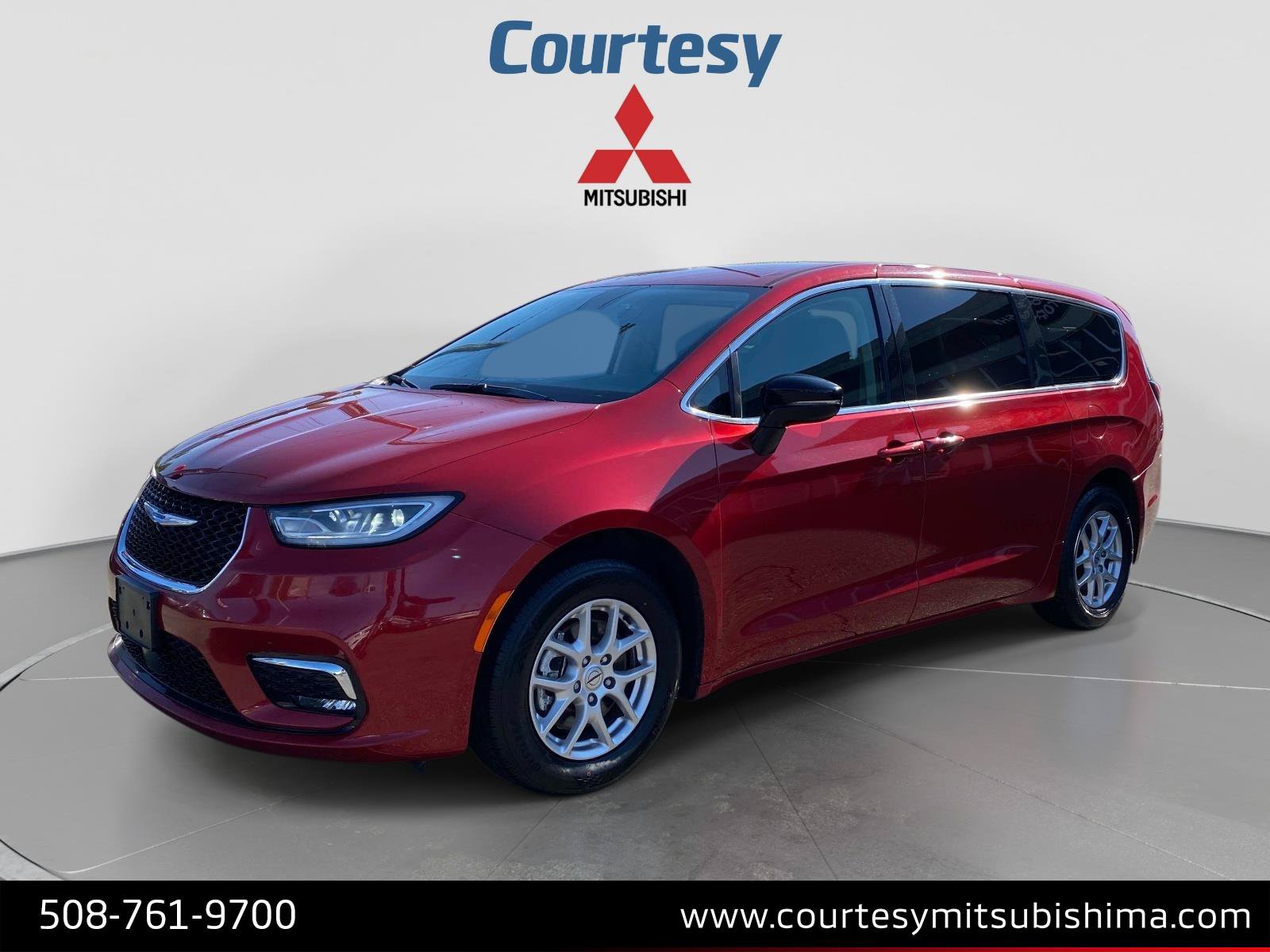 Used 2024 Chrysler Pacifica Touring-L FWD image 1