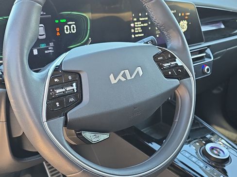 Used 2023 Kia Niro SX Touring image 15