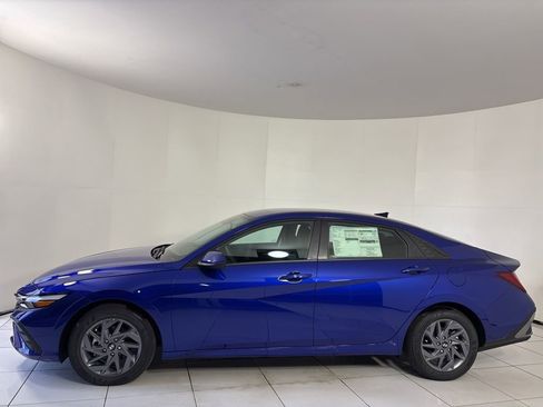 Used 2025 Hyundai Elantra Hybrid FWD image 2