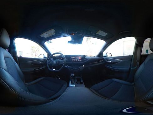 Used 2025 Buick Envista Preferred image 42