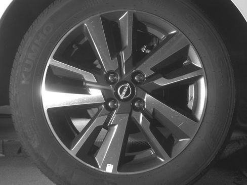 Used 2025 Nissan Versa SV FWD image 15