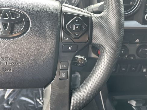 Used 2022 Toyota Tacoma TRD Off-Road w/ Technology Package AWD/4WD image 21