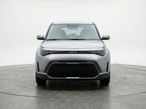 Used 2025 Kia Soul LX w/ LX Technology Package FWD image 2