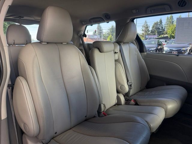 Used 2014 Toyota Sienna XLE FWD image 35