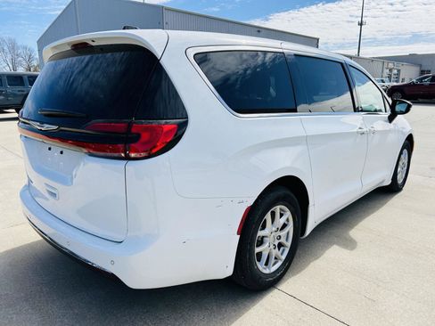 Used 2024 Chrysler Pacifica Touring-L image 39