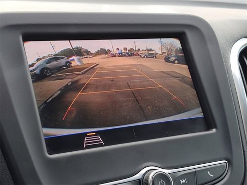 Used 2021 Chevrolet Equinox LS image 35