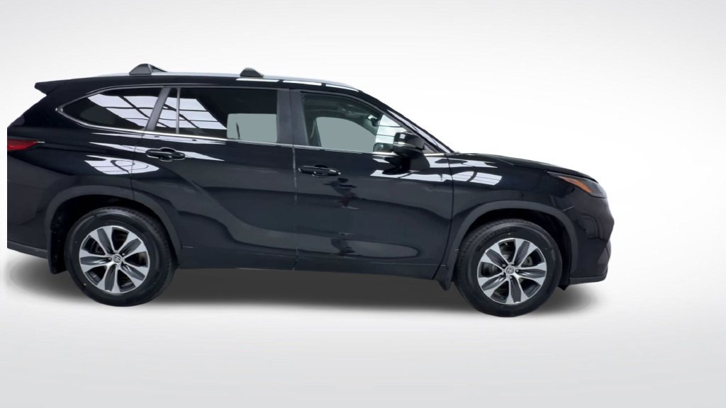 Used 2023 Toyota Highlander XLE AWD/4WD image 21