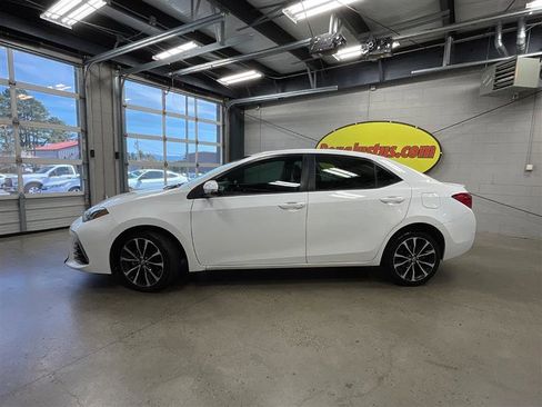Used 2019 Toyota Corolla SE w/ SE Premium Package image 2