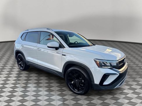 Used 2022 Volkswagen Taos SE w/ Panoramic Sunroof Package image 1