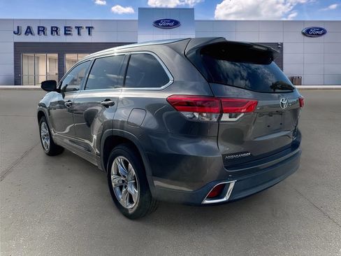 Used 2018 Toyota Highlander Limited FWD image 3