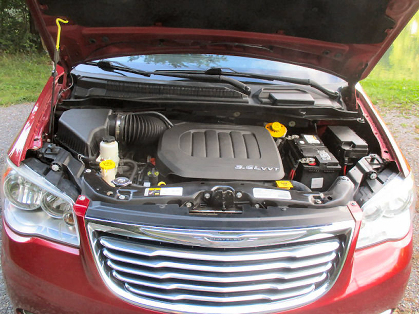 Used 2016 Chrysler Town & Country Touring w/ Driver Convenience Group FWD image 7