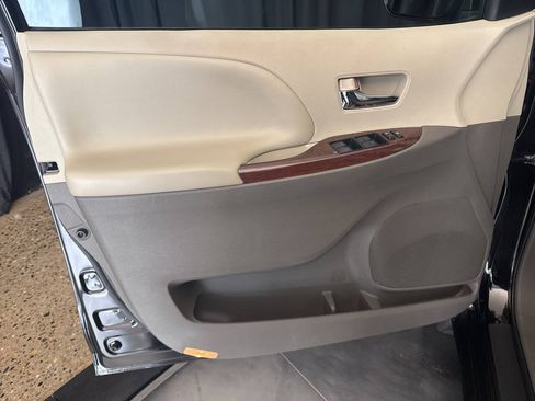 Used 2013 Toyota Sienna XLE AWD/4WD image 10