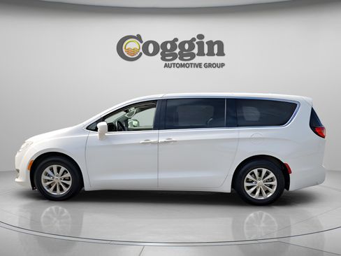 Used 2019 Chrysler Pacifica Touring Plus image 2