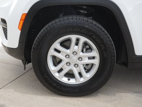 Used 2025 Jeep Grand Cherokee Laredo AWD/4WD image 11