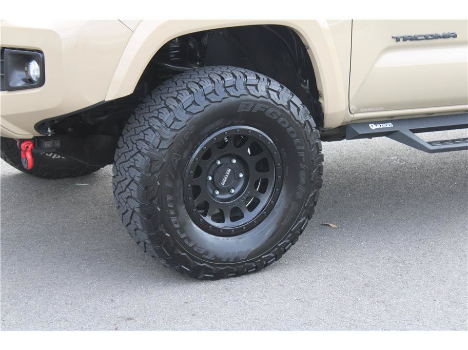 Used 2019 Toyota Tacoma TRD Sport w/ Exterior Package AWD/4WD image 6
