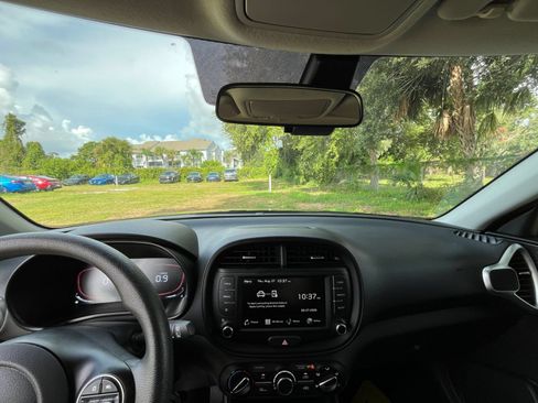 Used 2025 Kia Soul LX w/ LX Technology Package FWD image 26