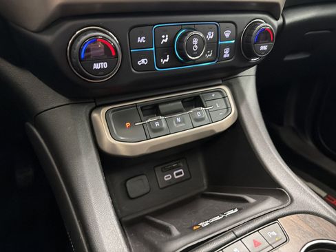 Used 2020 GMC Acadia Denali w/ Technology Package FWD image 17