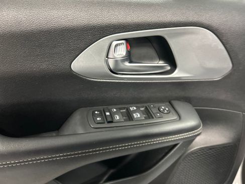 Used 2023 Chrysler Pacifica Touring image 14