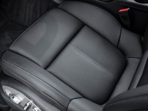 Certified 2026 Porsche Macan image 17