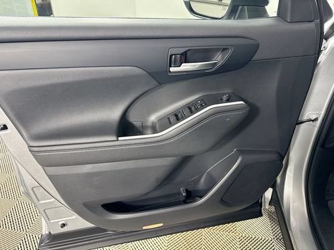 Used 2023 Toyota Highlander XLE AWD/4WD image 30