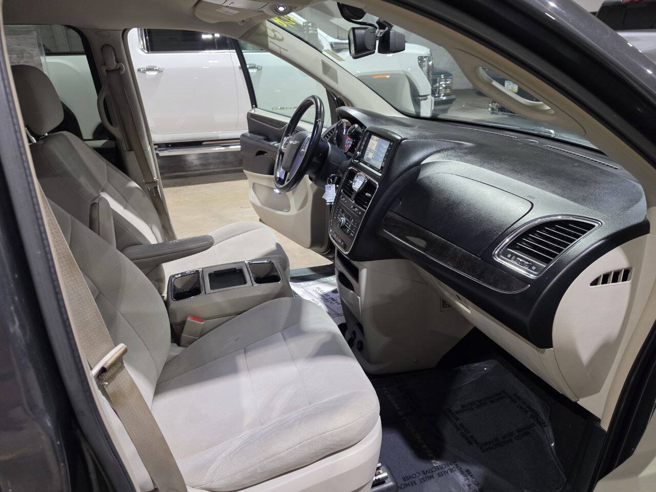 Used 2011 Chrysler Town & Country Touring FWD image 31