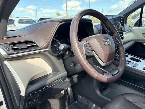 Used 2021 Toyota Sienna Platinum image 25