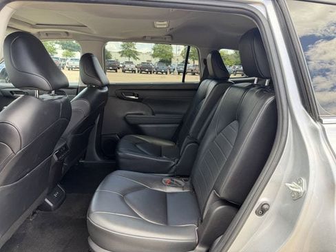 Used 2023 Toyota Highlander XLE FWD image 28