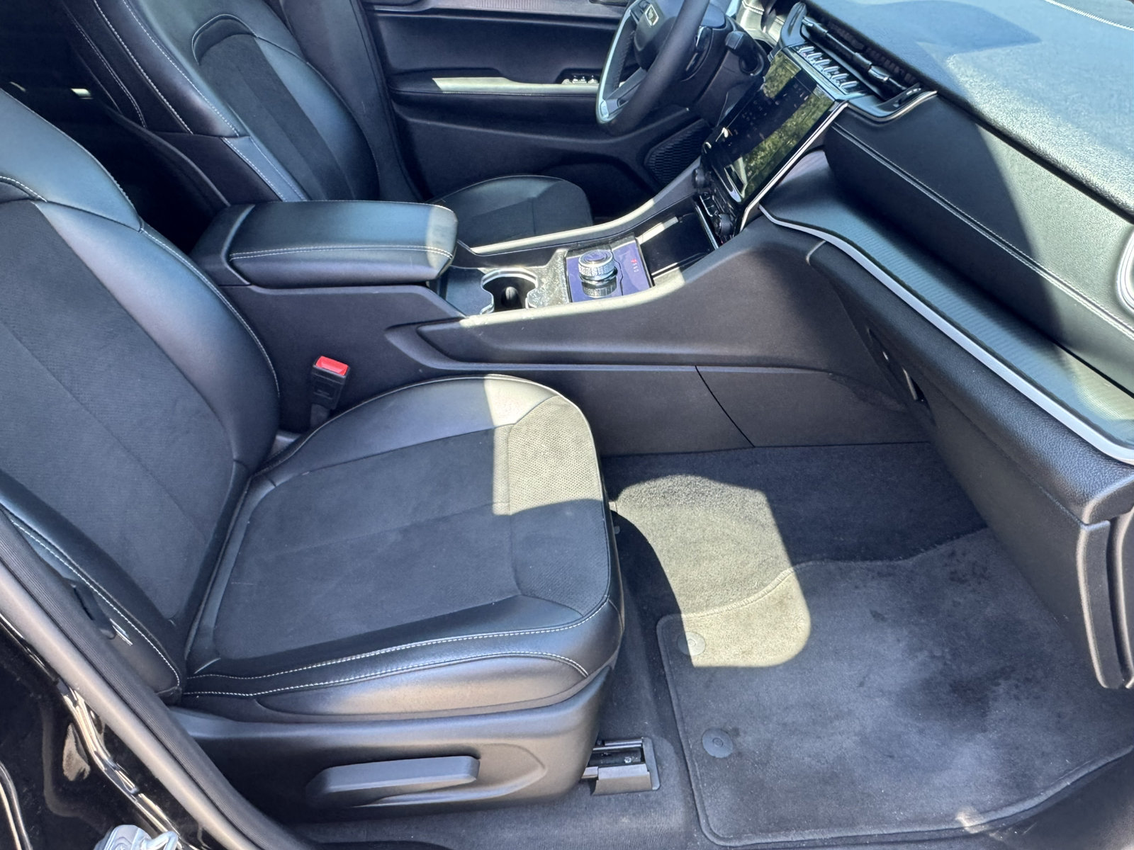 Certified 2025 Jeep Grand Cherokee Altitude AWD/4WD image 16