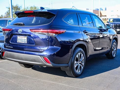 Used 2020 Toyota Highlander XLE AWD/4WD image 25