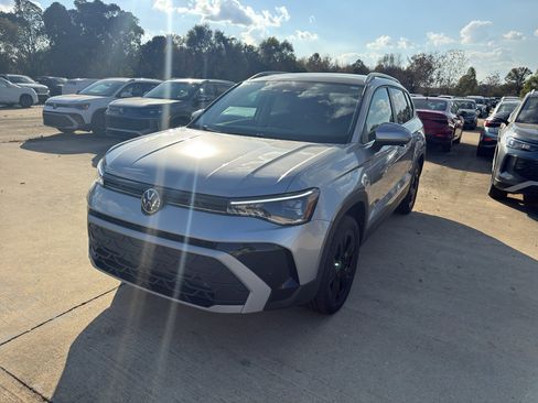 New 2026 Volkswagen Taos SE FWD image 1