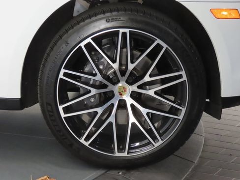 Certified 2026 Porsche Macan AWD/4WD image 11