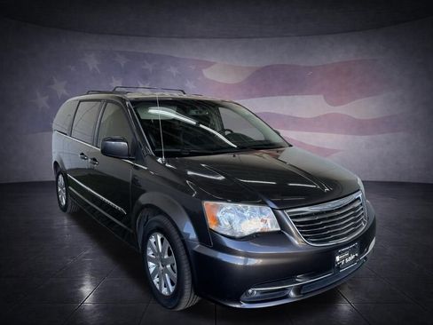 Used 2015 Chrysler Town & Country Touring image 7