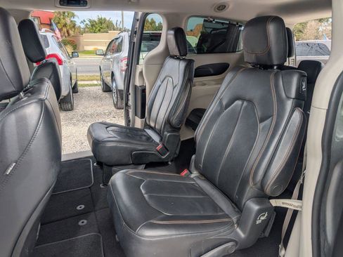 Used 2017 Chrysler Pacifica Touring-L image 10