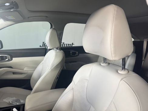 Used 2024 Kia Sorento EX w/ Panoramic Sunroof Package FWD image 9