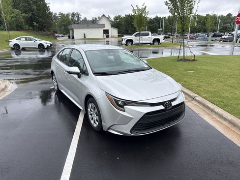 Used 2023 Toyota Corolla LE FWD image 2