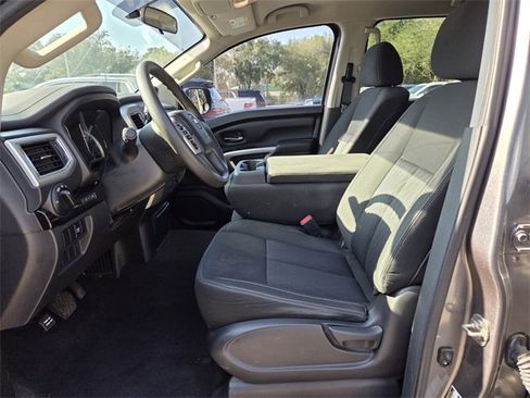 Used 2017 Nissan Titan SV image 11
