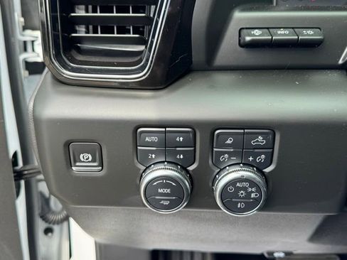 Used 2025 GMC Sierra 1500 AT4 w/ AT4 Premium Package AWD/4WD image 16