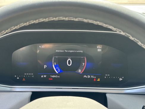 Certified 2025 Volkswagen Taos SE w/ Panoramic Sunroof Package FWD image 40
