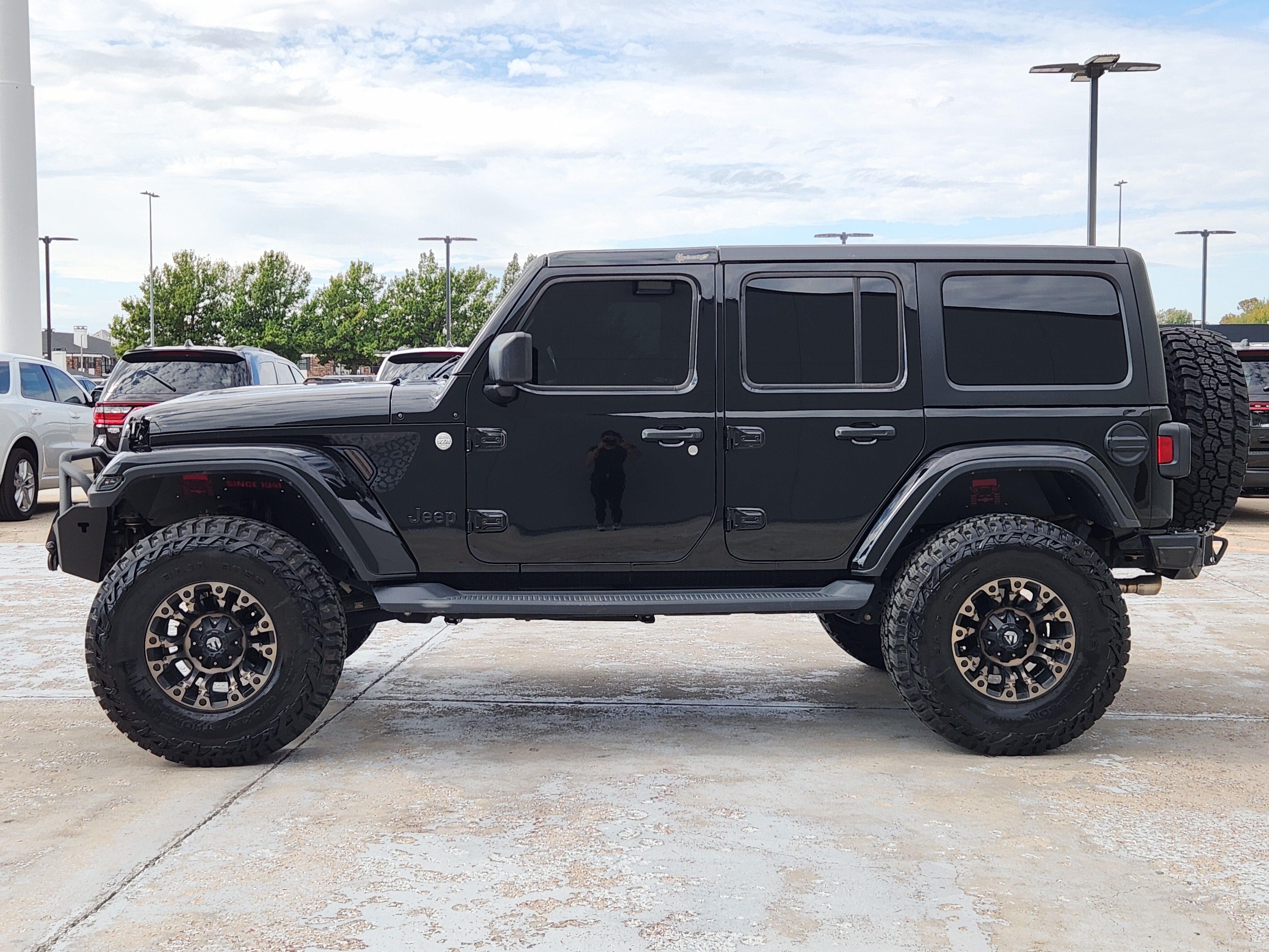 Used 2019 Jeep Wrangler Unlimited Sahara AWD/4WD image 4