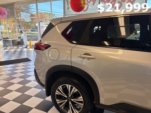 Used 2023 Nissan Rogue SV image 5