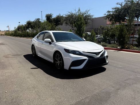 Used 2021 Toyota Camry SE FWD image 3