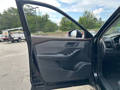 Used 2023 Nissan Rogue S image 21