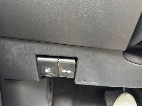 Used 2025 Nissan Versa SV w/ Trunk Package image 30