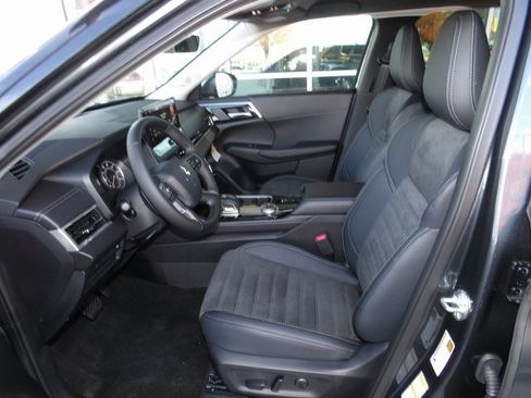 New 2025 Mitsubishi Outlander SE image 15