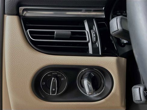 Used 2025 Porsche Macan image 14