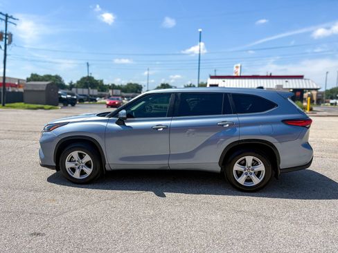 Used 2023 Toyota Highlander LE AWD/4WD image 12