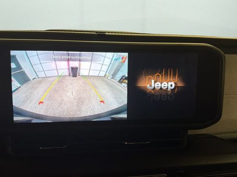 Used 2025 Jeep Wrangler Unlimited Sahara AWD/4WD image 18
