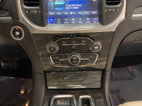 Used 2018 Chrysler 300 Touring L image 24