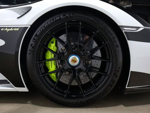 Used 2015 Porsche 918 Spyder image 32